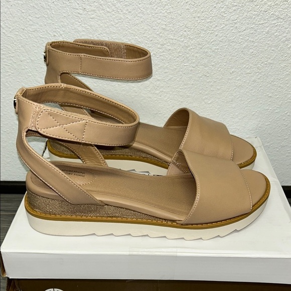 Giani Bernini Women's Constancia Ankle Strap Wedge Sandals - Picture 5 of 6